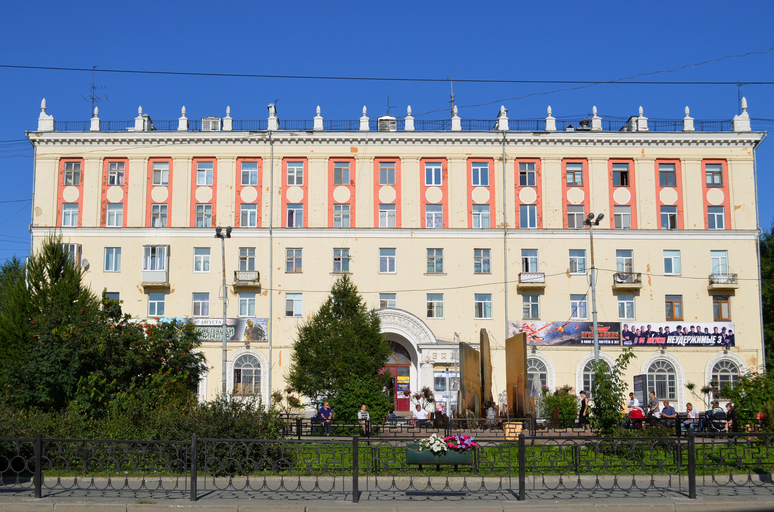 Жилой дом с кинотеатром «Заря»)